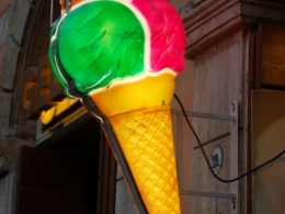 许愿池旁的冰激凌店